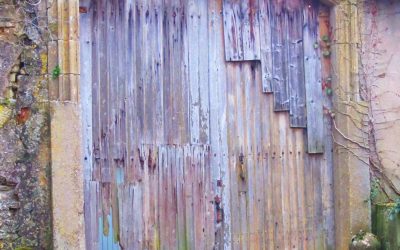 DERRIERE LES PORTES