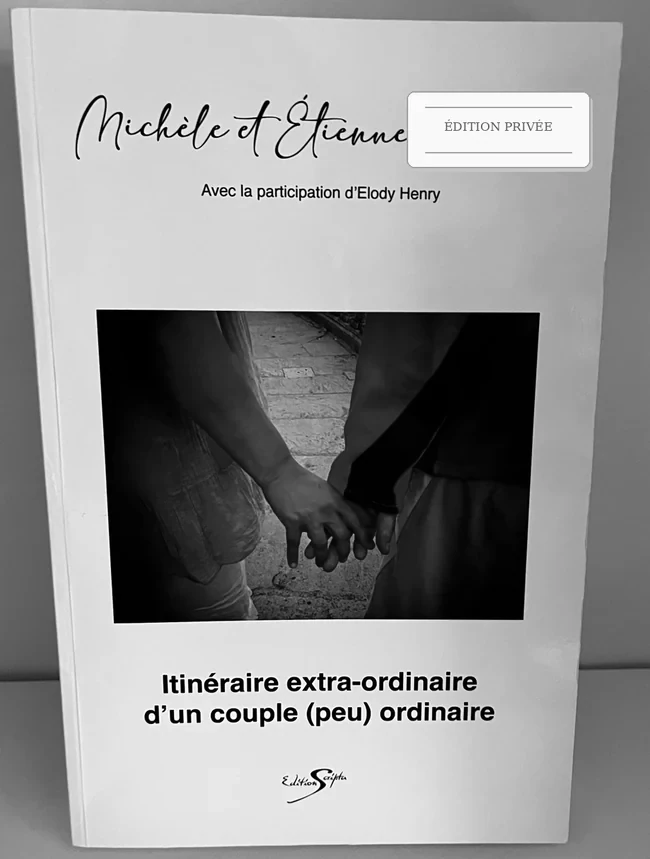 Couverture anonymisée en noir et blanc de la biographie de couple de Michèle et Étienne, avec logo Éditions Scripta